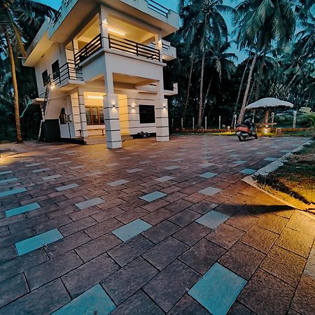 Corniche Beach Resort Mulappilangād Pokoj fotografie
