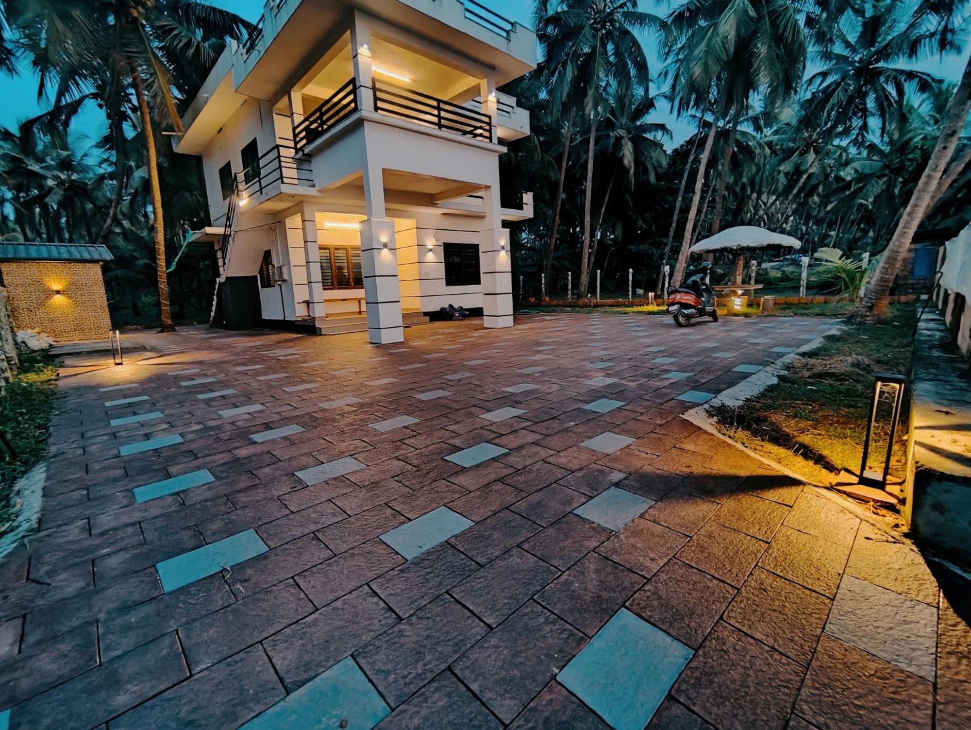 Corniche Beach Resort Mulappilangād Pokoj fotografie